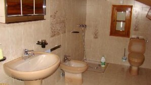 Ein Badezimmer mit Waschbecken, Bidet und Toilette.