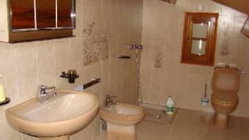 Secadora de cabello, toallas, papel de baño