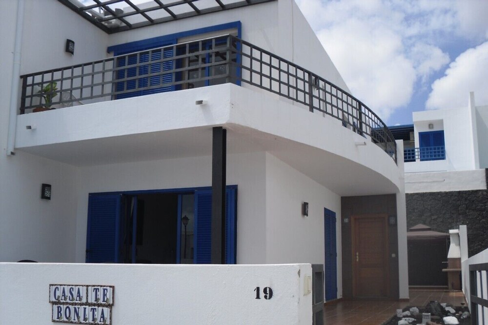 2 bed 3 bath villa Sleeps 6 with private pool. Close to Sea/Bars & Restaurants