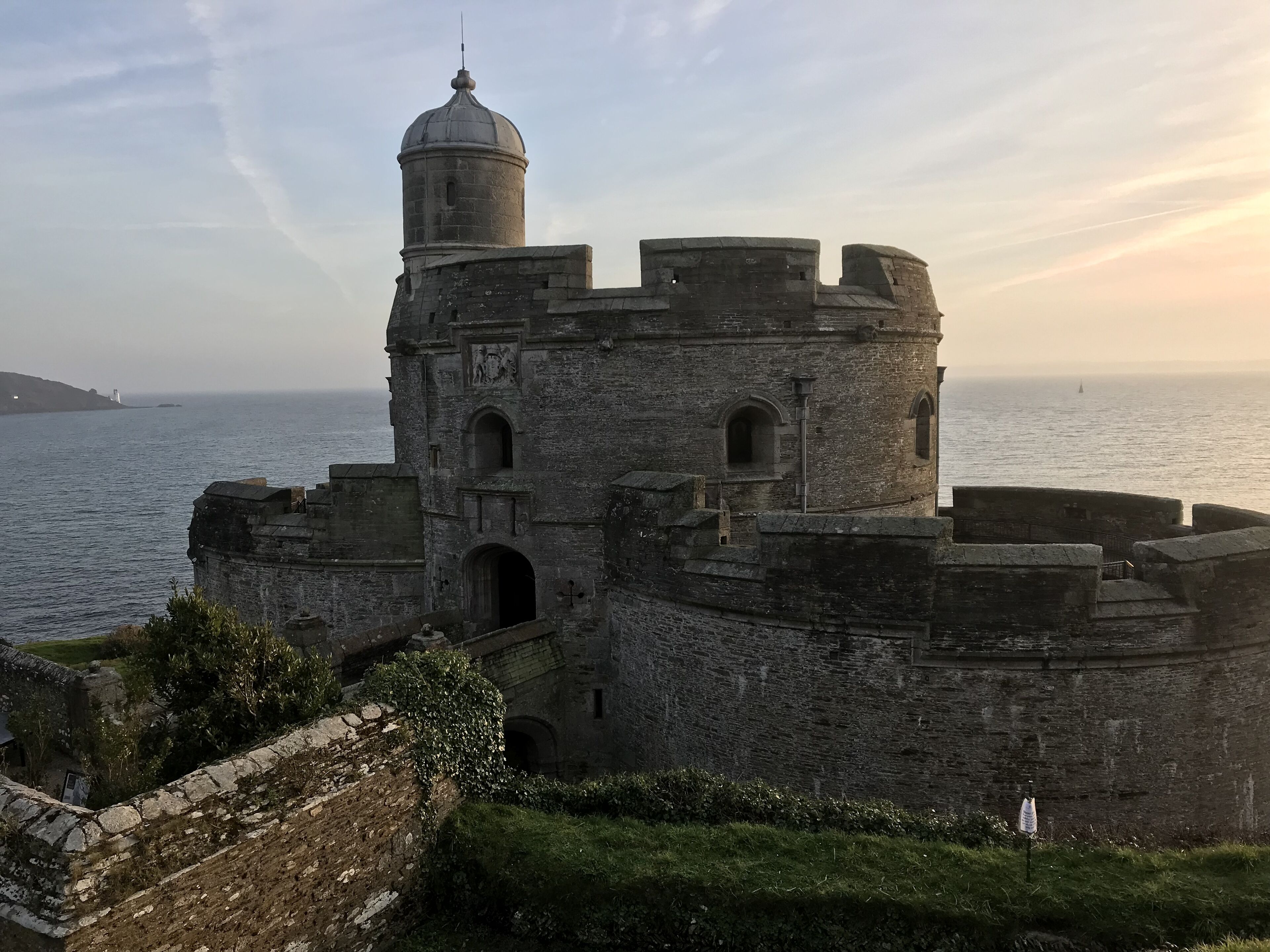 Un château historique en pierre, doté d’une tour ronde et d’un fossé.