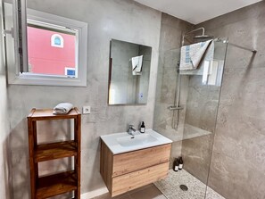 Combined shower/bathtub, hair dryer, towels - Villas2meet Los Geranios (Cala Romàntica)