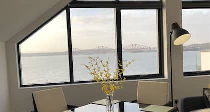 The Wee Glasshouse is a modern studio apartment situated on the Fife coastline.