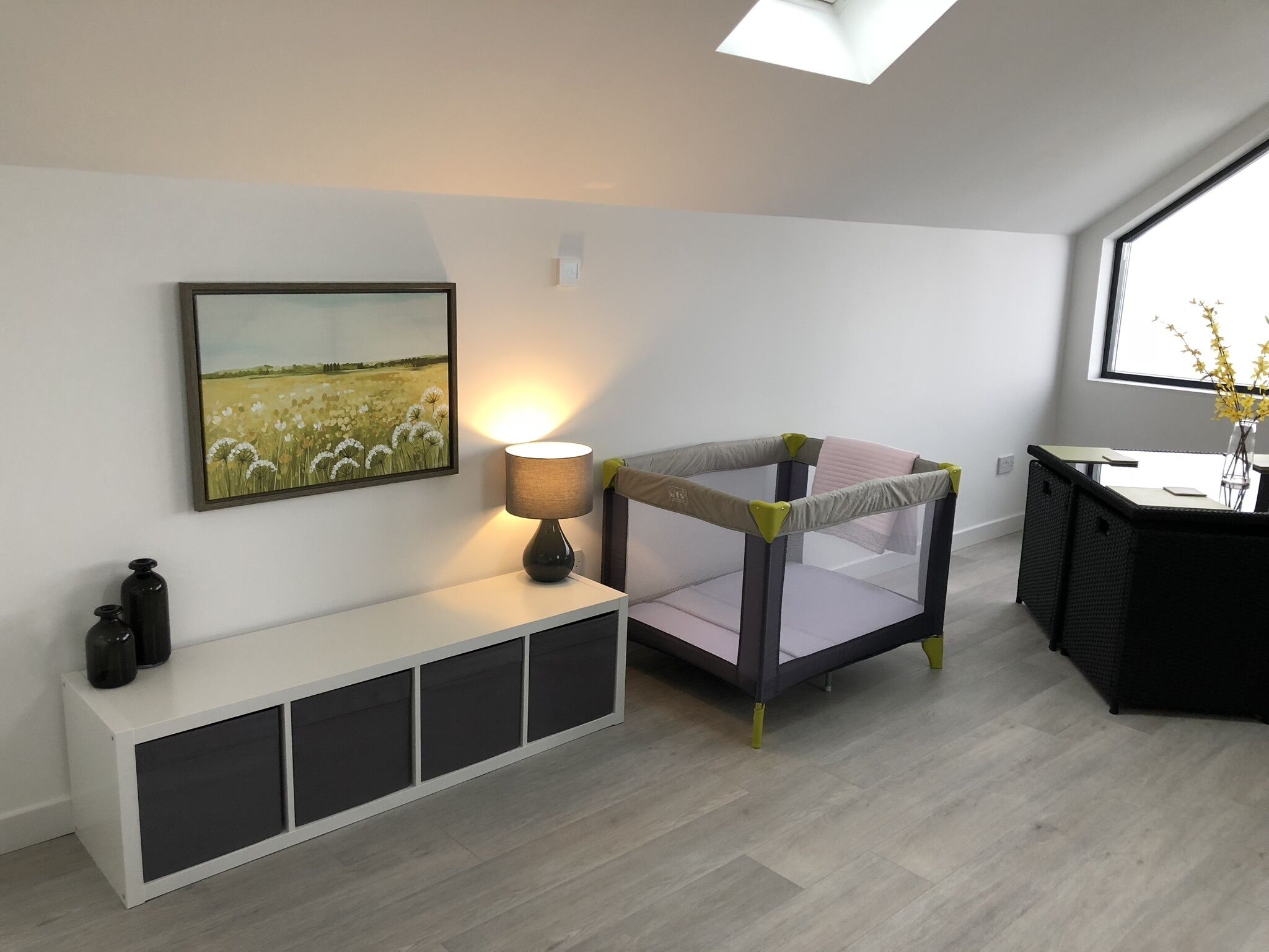 The Wee Glasshouse is a modern studio apartment situated on the Fife coastline.