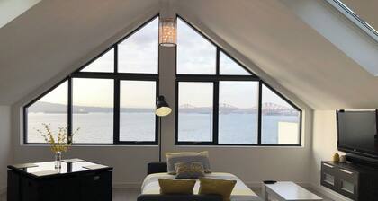 The Wee Glasshouse is a modern studio apartment situated on the Fife coastline.