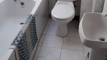 Banyera, assecador de cabells, tovalloles i sabó