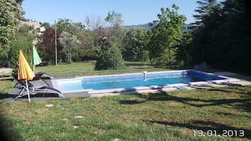 piscine plein sud vue de la terrasse sur la forteresse et le massif du Luberon