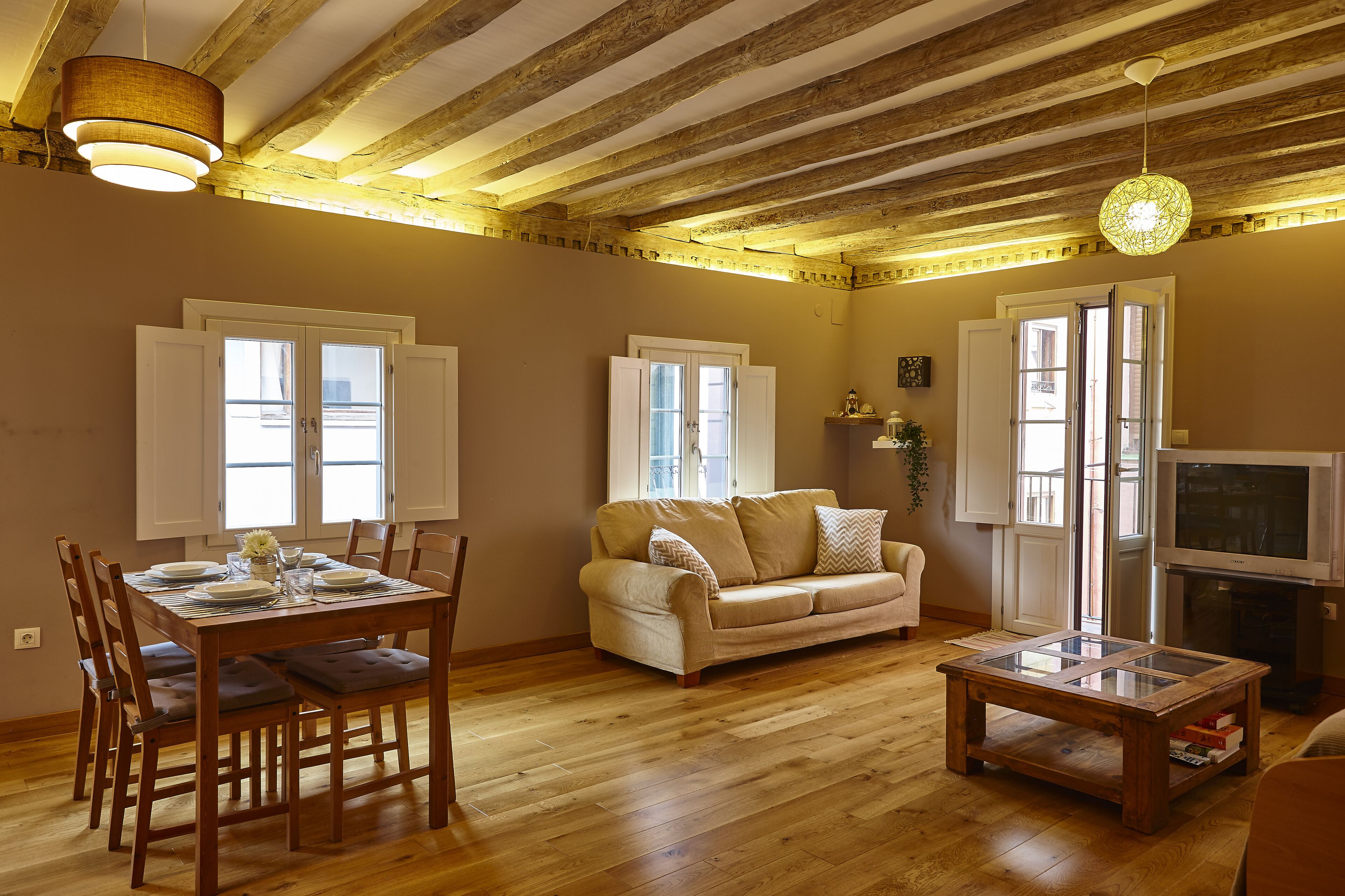 New flat in the old town, 2min from the beach and port. Free Wifi