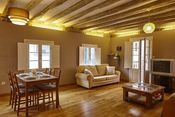 TV - New flat in the old town, 2min from the beach and port. Free Wifi (Lekeitio)