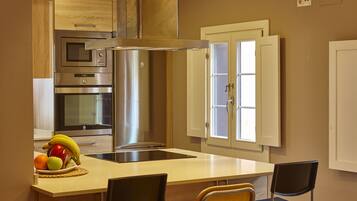 Microwave, dishwasher, coffee/tea maker, cookware/dishes/utensils