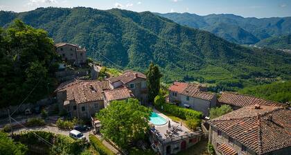 Hilltop Village Lovely House with Private Pool near Bagni di Lucca and Barga