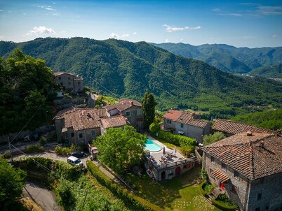 Hilltop Village Lovely House with Private Pool near Bagni di Lucca and Barga
