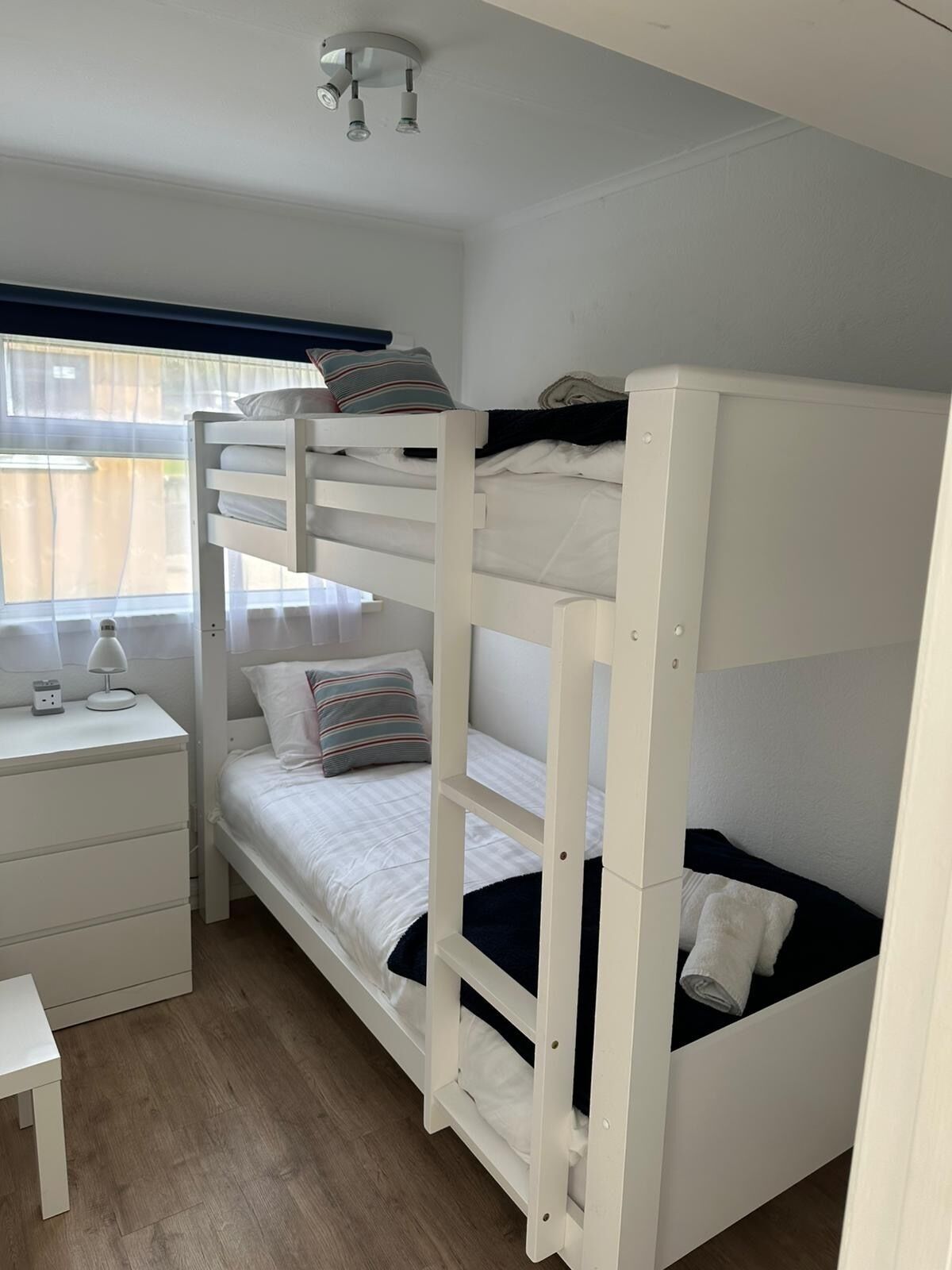 2 habitaciones, tabla de planchar con plancha y cuna de viaje 