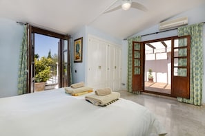 3 slaapkamers, een strijkplank/strijkijzer, gratis wifi, beddengoed