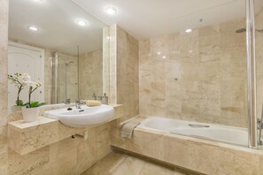 Badewanne, Haartrockner, Handtücher
