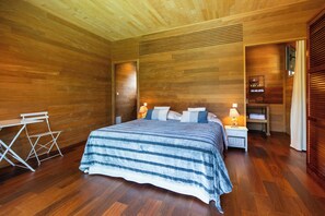 4 habitaciones, tabla de planchar con plancha y cuna de viaje 