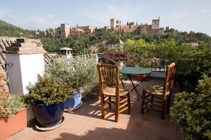 Outdoor dining - CHARMING HOUSE IN THE ARABE ALBAICIN NEIGHBORHOOD ( VIEWS TO THE ALHAMBRA) (Granada)