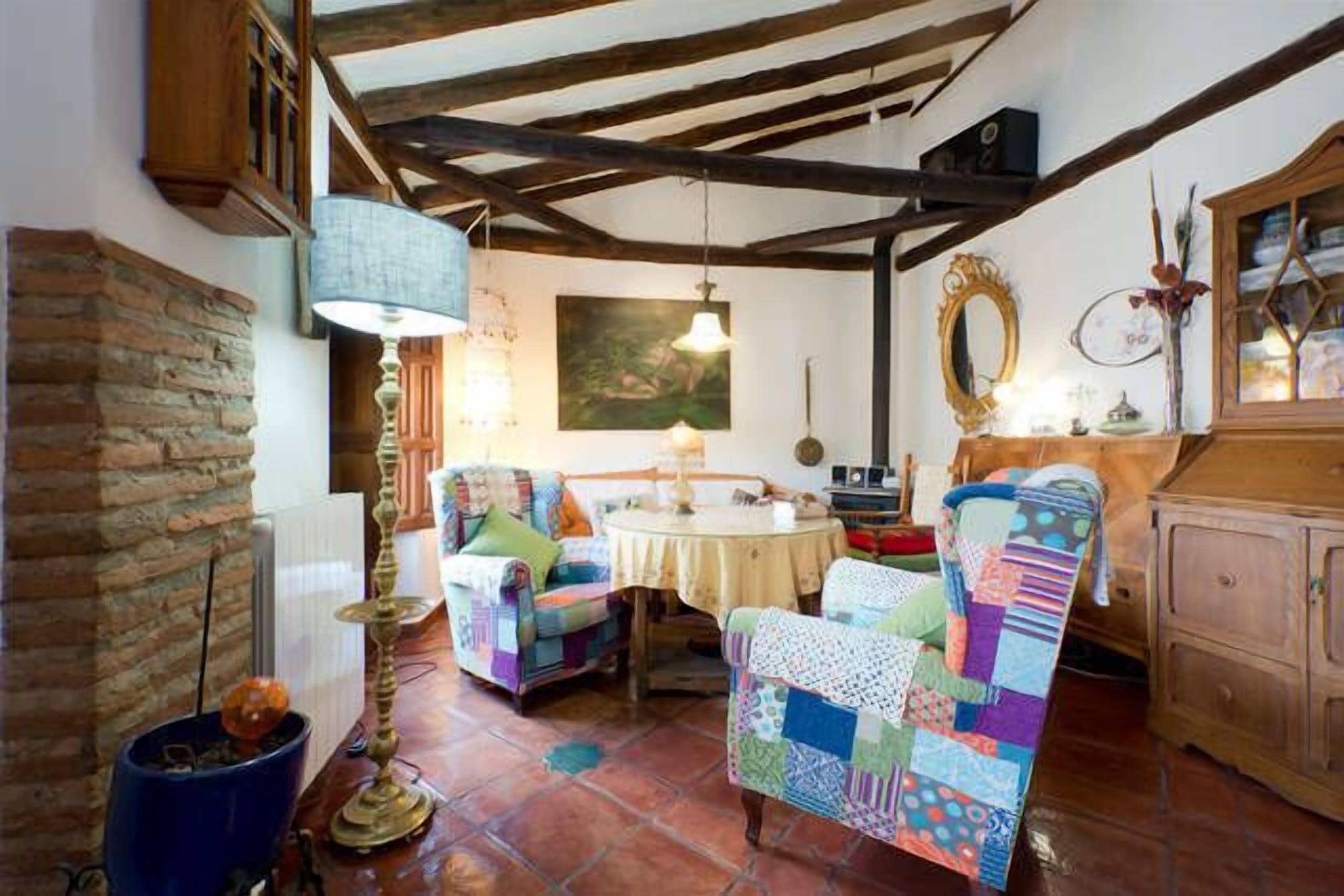 Een muziekbibliotheek en een stereo