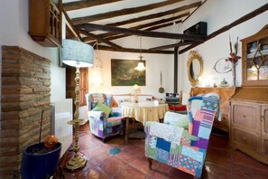 Una biblioteca de música, un reproductor estéreo