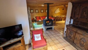Smart TV, fireplace, DVD player, books