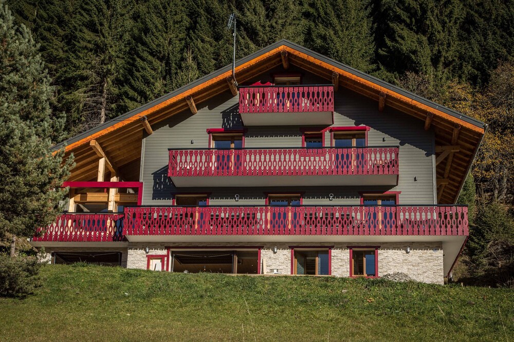 Luxury Chalet, 7 bedrooms, 8 bathrooms, jacuzzi, quiet location near the slopes