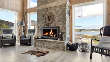 Smart TV, fireplace, table tennis, stereo