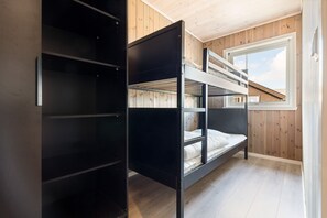 7 quartos, ferros/tábuas de passar roupa, berço de viagem