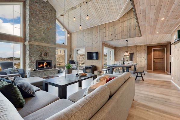 Smart TV, fireplace, ping pong, stereo