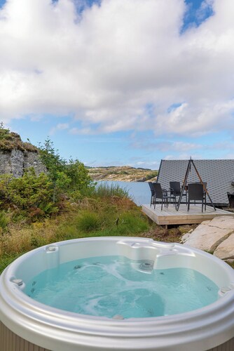 Exclusive and spacious fishing cabin by the sea with panoramic views to the west
