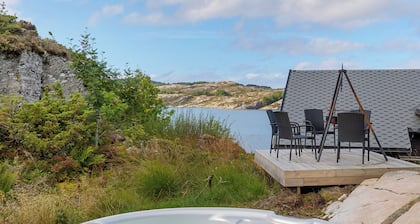 Exclusive and spacious fishing cabin by the sea with panoramic views to the west