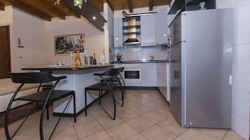 Frigorifero, microonde, forno, piano cottura