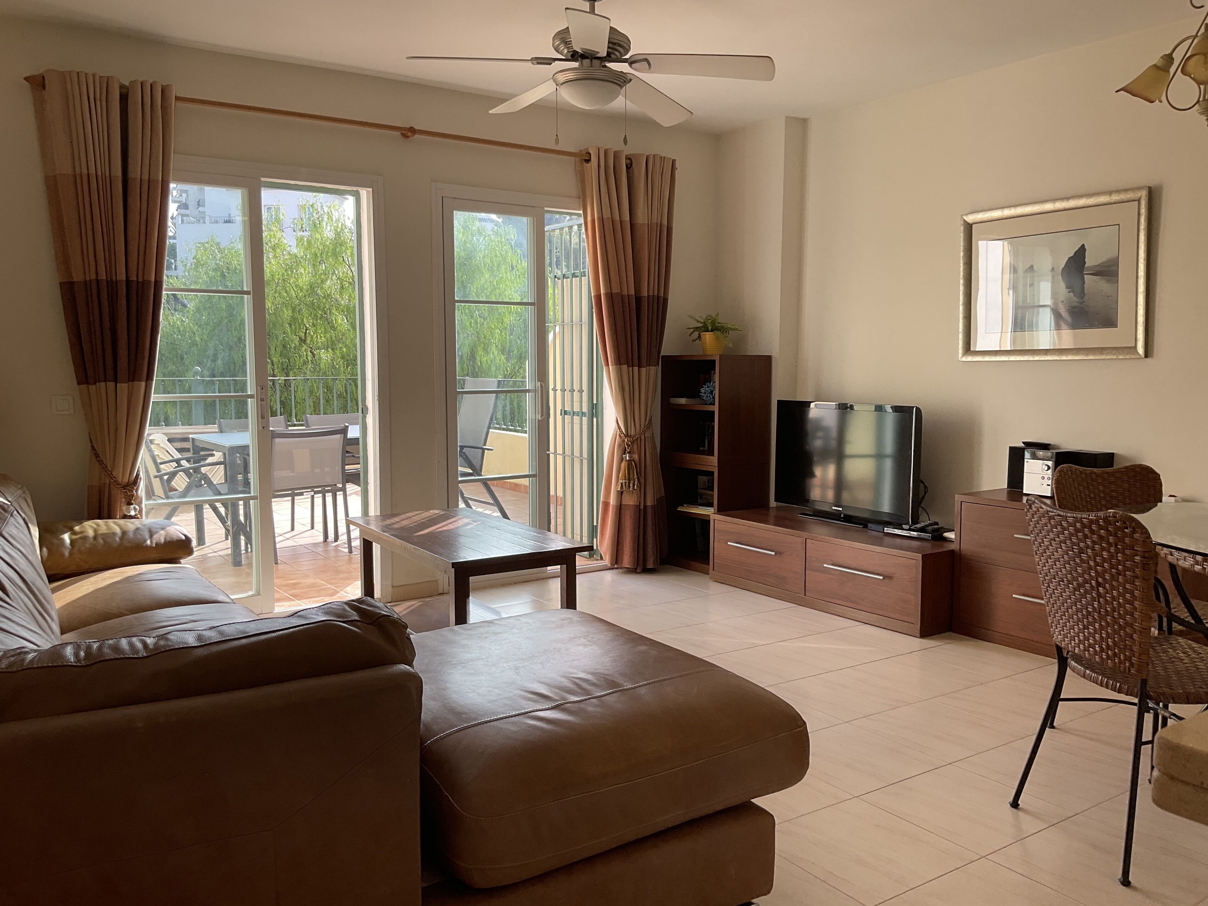 Télévision, lecteur de DVD, livres, chaîne hi-fi