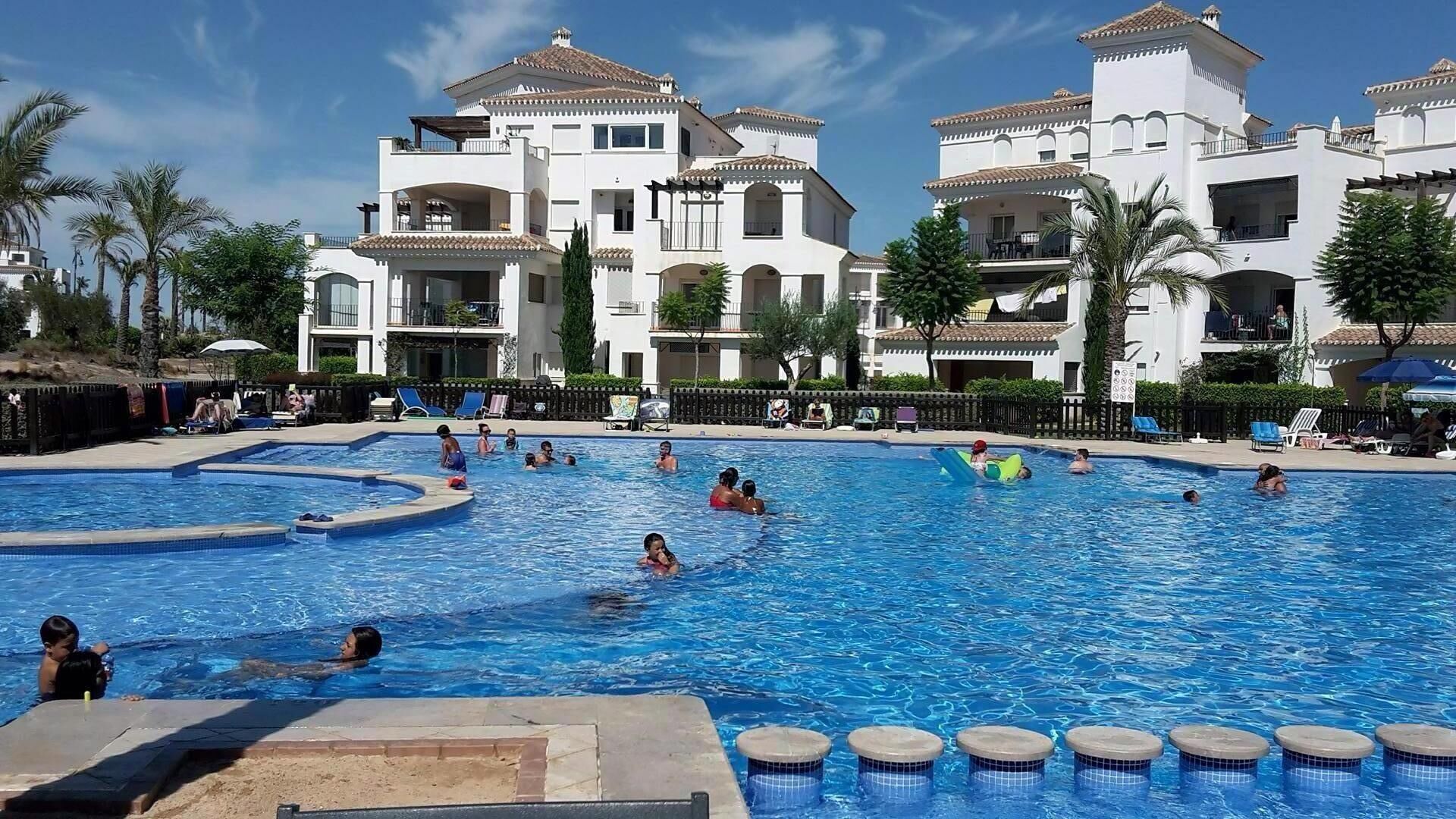 Apartamento con estilo moderno, perfecto para familias - Fabulosas vistas a la piscina y al golf