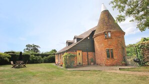 Exterior - Chequer Tree Oast - Stunning Converted Oast House between Ashford and Tenterden (Ashford)