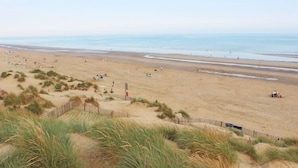 A wide sandy beach with dunes in the foreground and a calm sea in the background. - Chequer Tree Oast - Stunning Converted Oast House between Ashford and Tenterden (Ashford)