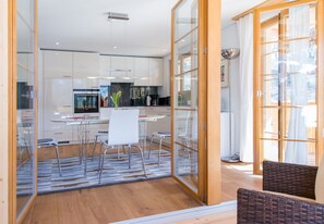 Geladeira, micro-ondas, fogão, lava-louças