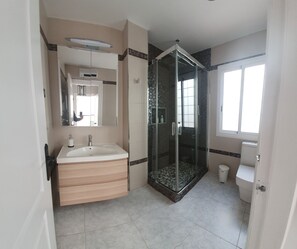 Shower, hair dryer, towels, soap - VERY CENTRAL PENTHOUSE WITH LARGE TERRACE (San José)