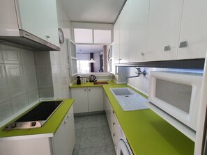 Refrigerador, microondas, placa de cocina, cafetera/tetera