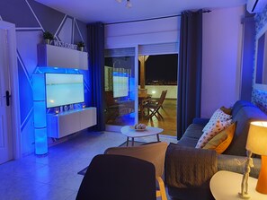Smart TV, books - VERY CENTRAL PENTHOUSE WITH LARGE TERRACE (San José)