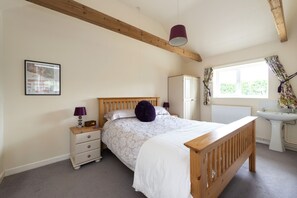 2 bedrooms, iron/ironing board, travel cot, free WiFi