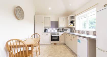 Buckingham Cottage : Idyllic Getaway Cottage in the rolling hills of Dorset