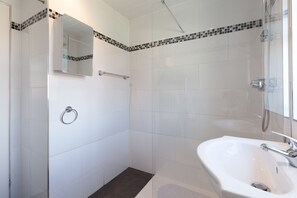 Duschwanne, Seife, Toilettenpapier