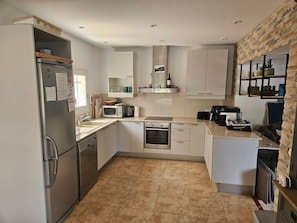 Fridge, microwave, oven, stovetop - Lovely villa within walking distance of Begur with Private Pool and WiFi (Begur)