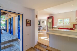 Fridge, microwave, oven, stovetop - Lovely villa within walking distance of Begur with Private Pool and WiFi (Begur)