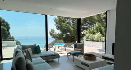 Zeitgenössisches Haus mit atemberaubendem Meerblick und Glasfaseranschluss.