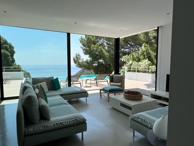 Contemporary house with a splendid sea view and fiber