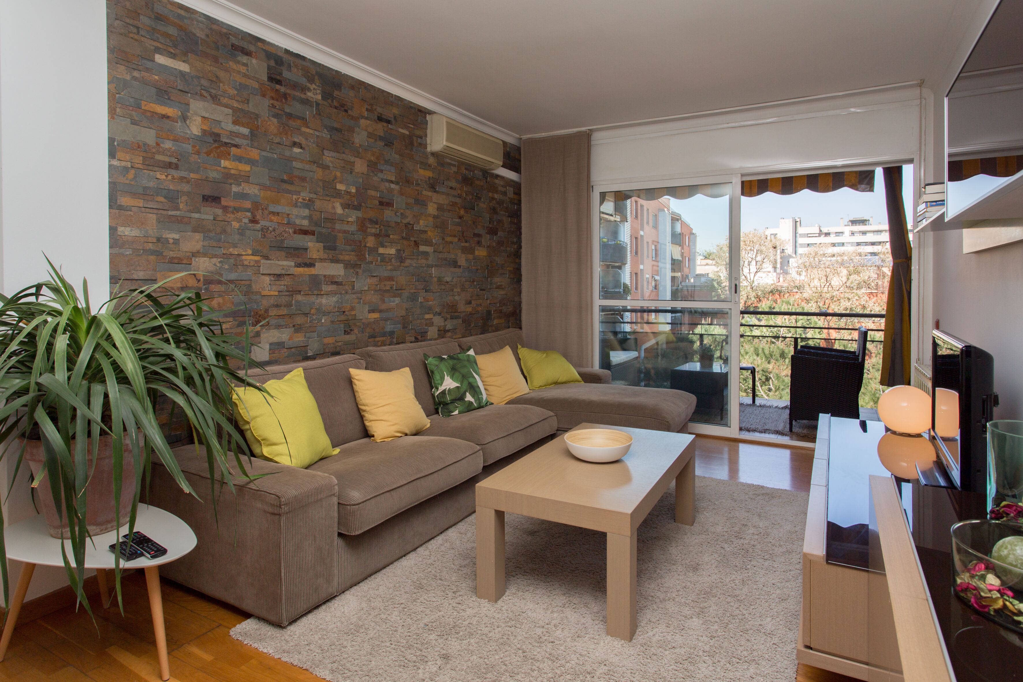 Charming and large apartment near the sea.