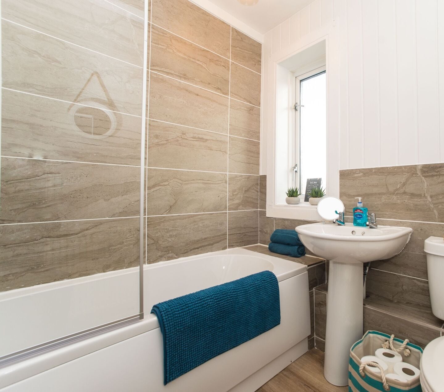 Ensemble douche/baignoire, sèche-cheveux, serviettes fournies