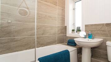 Ensemble douche/baignoire, sĂšche-cheveux, serviettes fournies