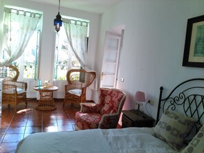 3 slaapkamers, een strijkplank/strijkijzer, gratis wifi, beddengoed