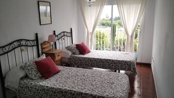 3 slaapkamers, een strijkplank/strijkijzer, gratis wifi, beddengoed